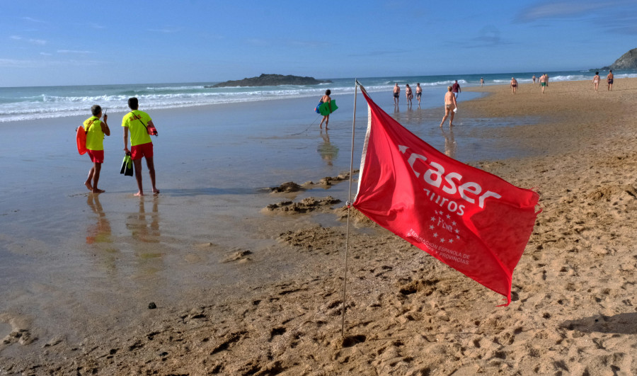 Récord de rescates del verano en Valdoviño, con un nuevo auxilio a tres surfistas esta tarde