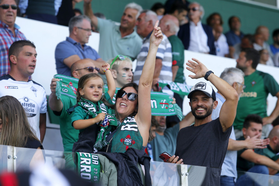 Sortean la camiseta del Racing para apoyar a Manos Unidas en Ferrol