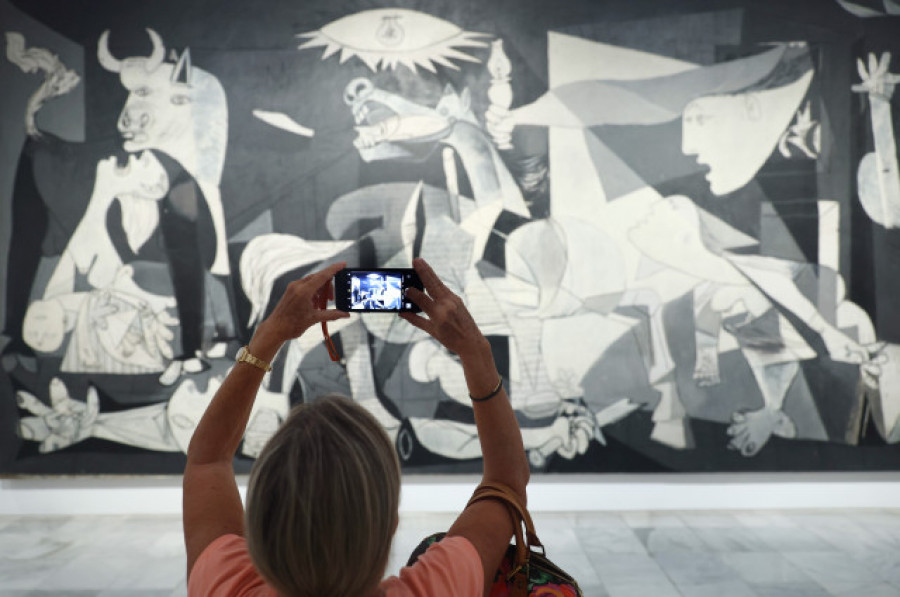 El Museo Reina Sofía acaba con la prohibición de fotografiar el "Guernica"