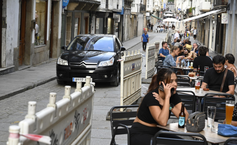 Terrazas, peatones y vehículos conviven en la ferrolana calle Magdalena