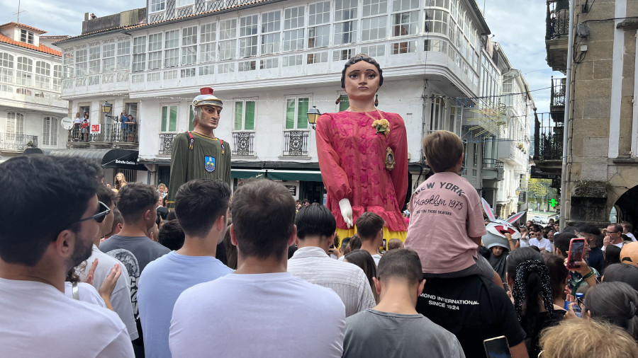 Os mómaros inician a Festa das Peras de Pontedeume