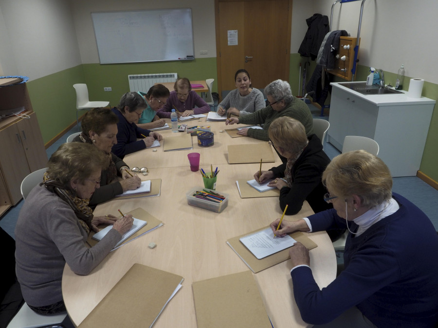 Talleres de lectoescritura, risoterapia o memoria para los mayores del municipio de Ares