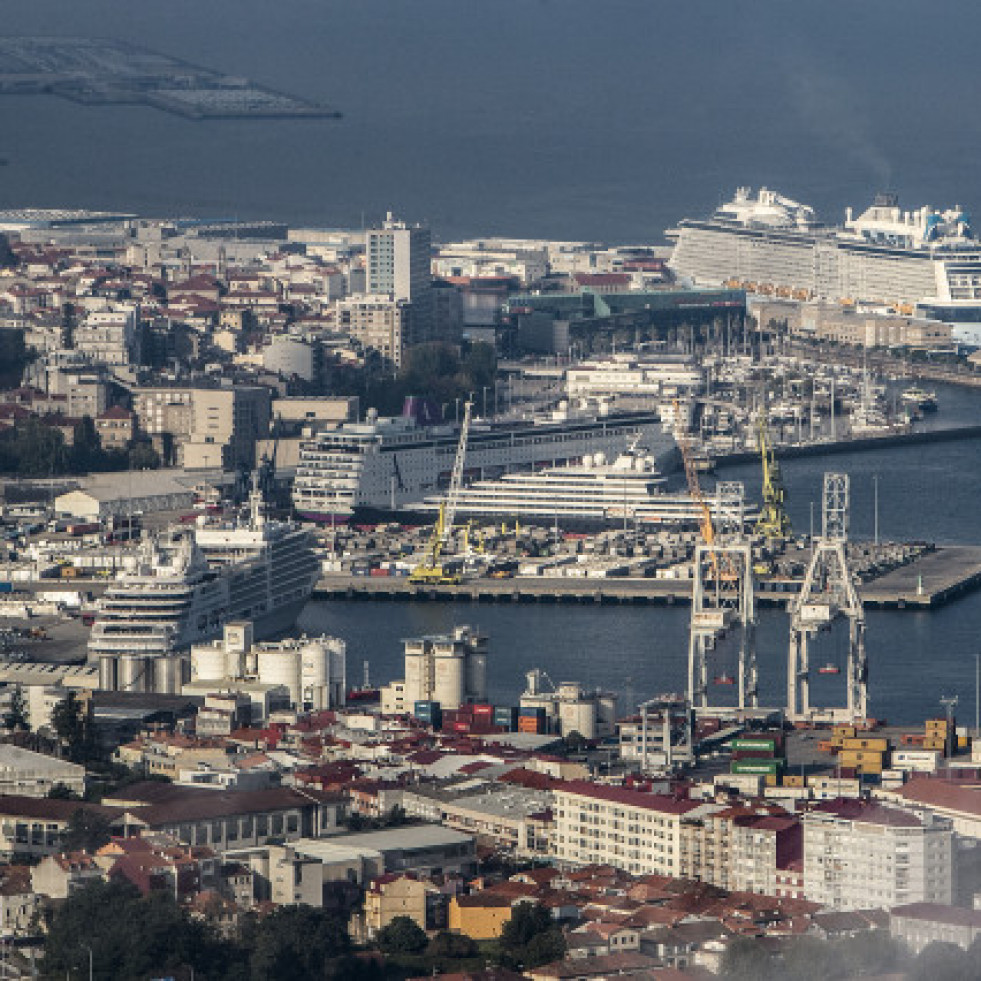 Un buque que transporta munición se refugia en Vigo desde hace una semana tras sufrir un 