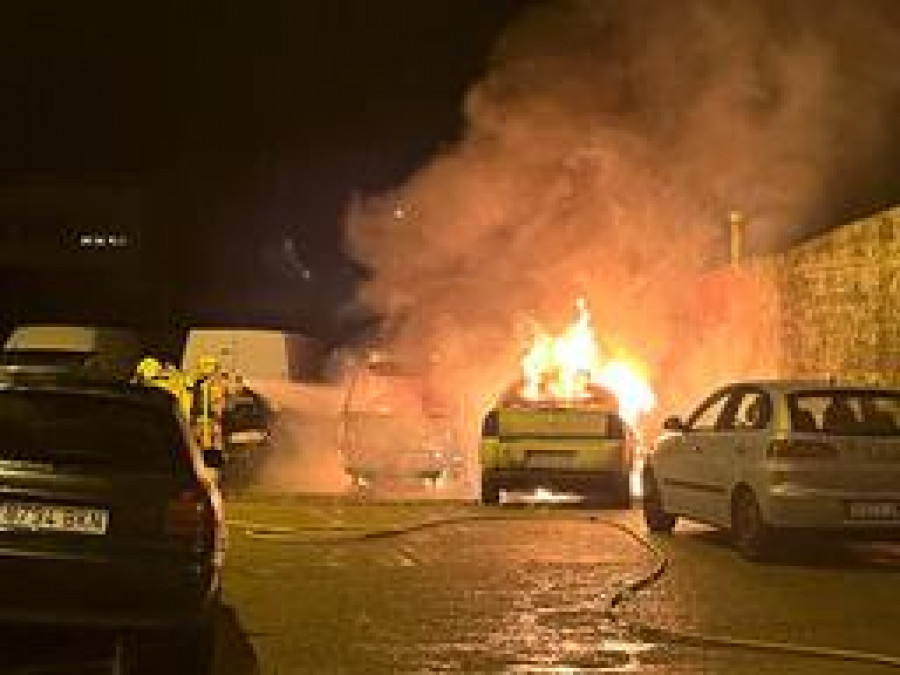 Una explosión en un vehículo calcina dos turismos y daña a otros dos en la calle Río Xubia de Ferrol