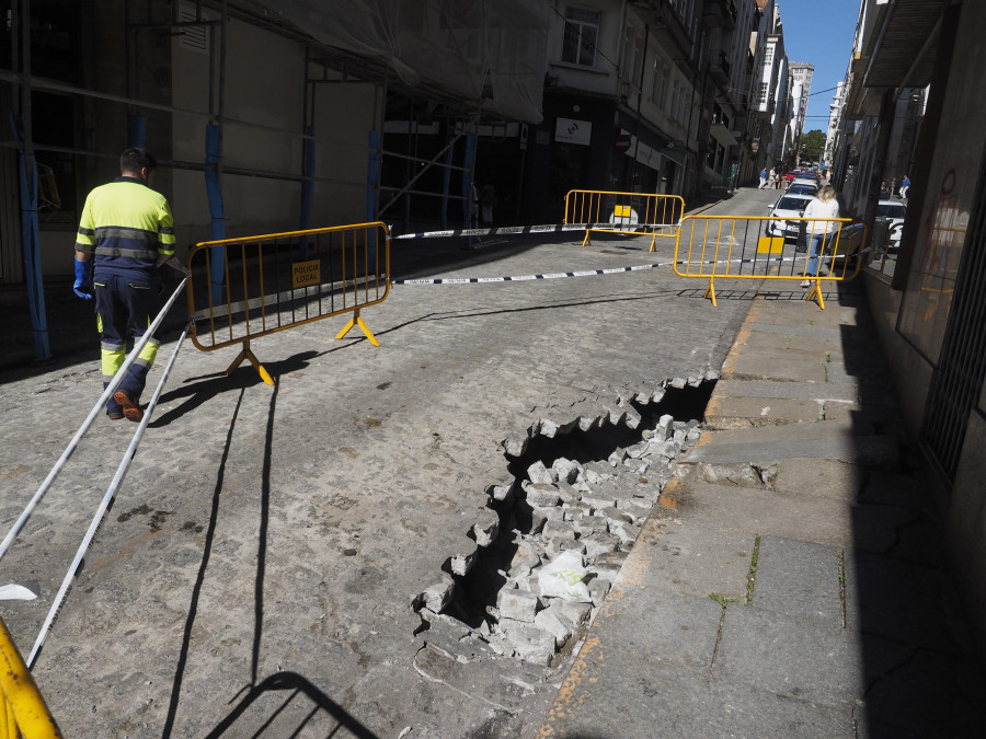 Cortada al tráfico la Sánchez Barcáiztegui por el hundimiento de parte de la calle