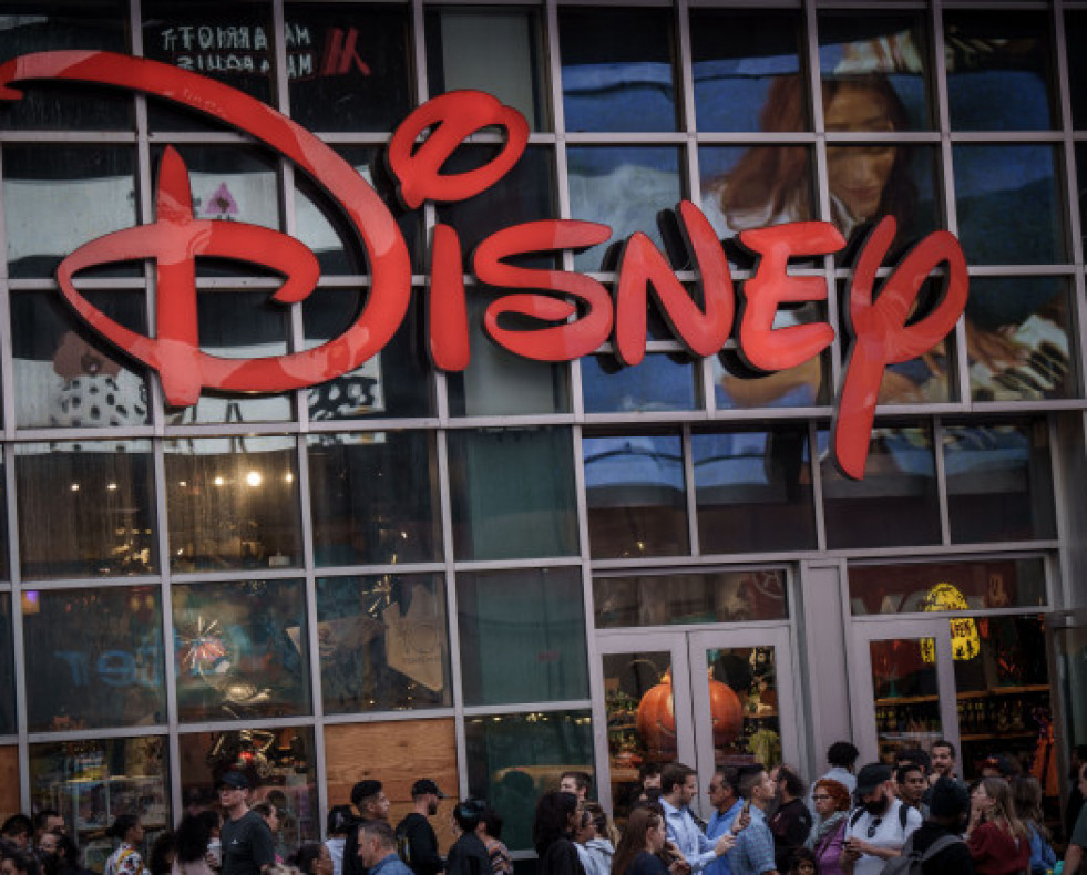 EuropaPress 5506398 filed 16 september 2023 us new york people walk past disney store in manhattan 1