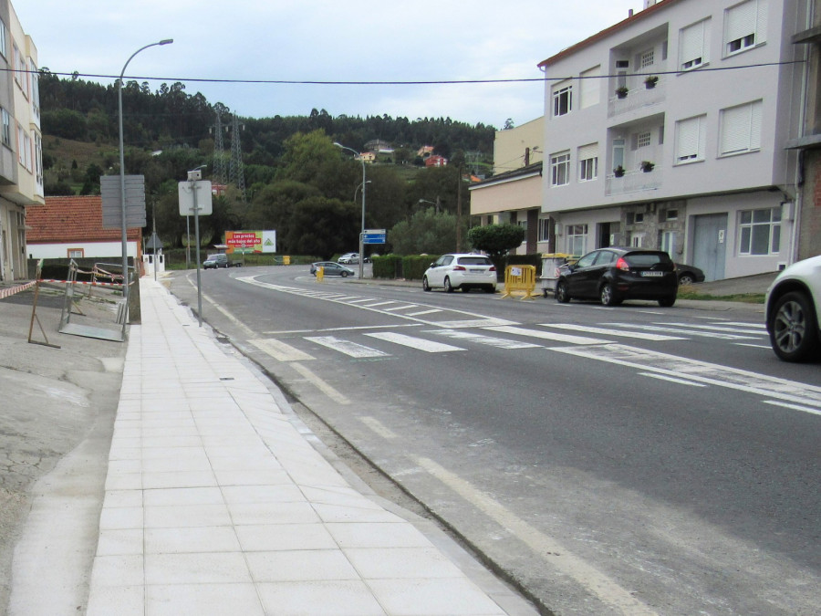 Cambios en el estacionamiento de la avenida Alxeciras, en Neda, por las obras en las aceras