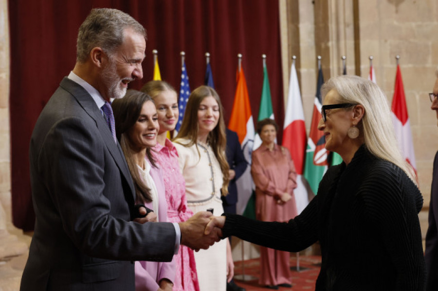 La princesa Leonor entrega las insignias a los galardonados con sus premios