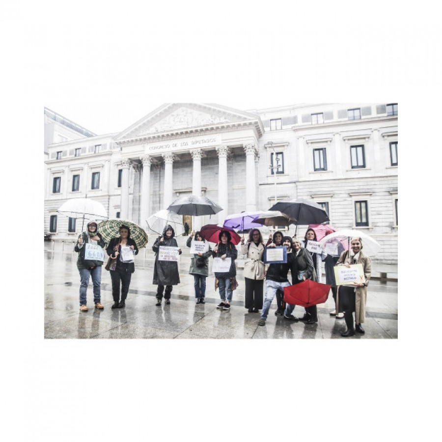 Mujeres pacientes y enfermas de cáncer de mama se concentran frente del Congreso de los Diputados