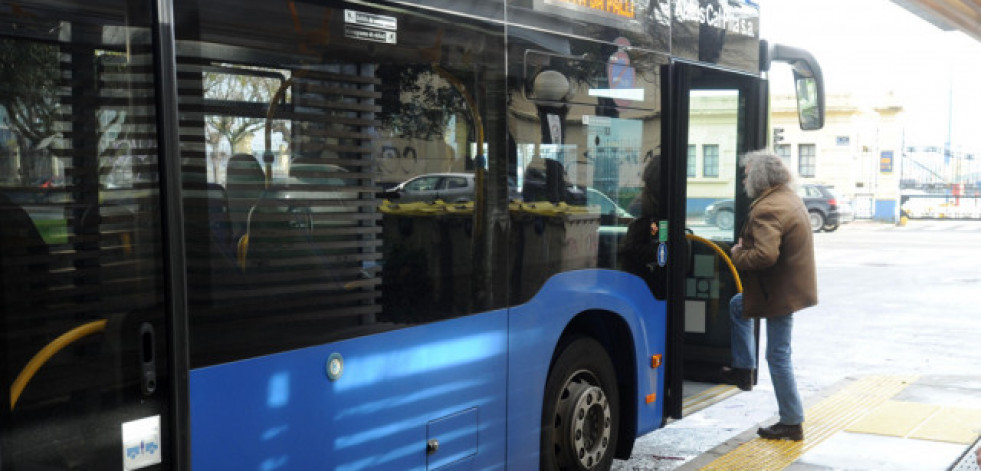 La huelga de autobuses vive su segundo día en Ferrol con denuncias cruzadas y daños en la flota