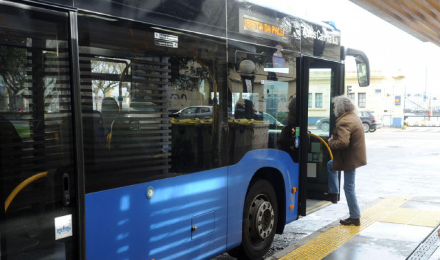 La huelga de autobuses vive su segundo día en Ferrol con denuncias cruzadas y daños en la flota