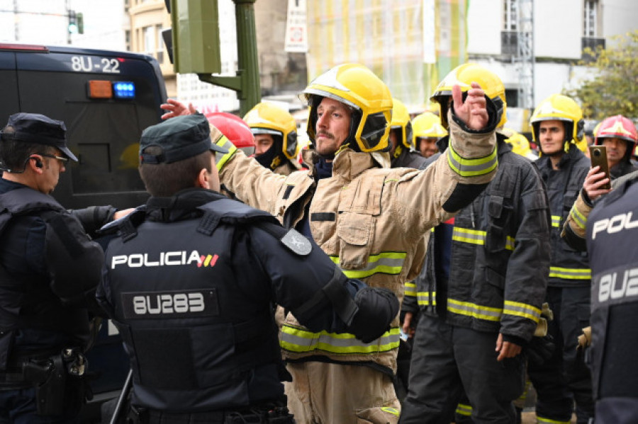 Unos 300 bomberos comarcales reclaman en A Coruña más medios y personal