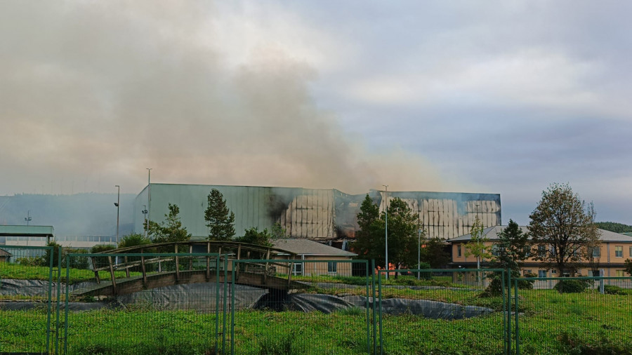 La Xunta activa el Plan Platerga en nivel 1 en el incendio industrial de As Somozas