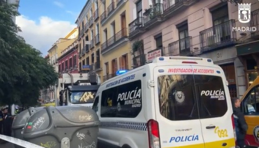 Muere un hombre arrollado por un camión de la basura en pleno centro de Madrid