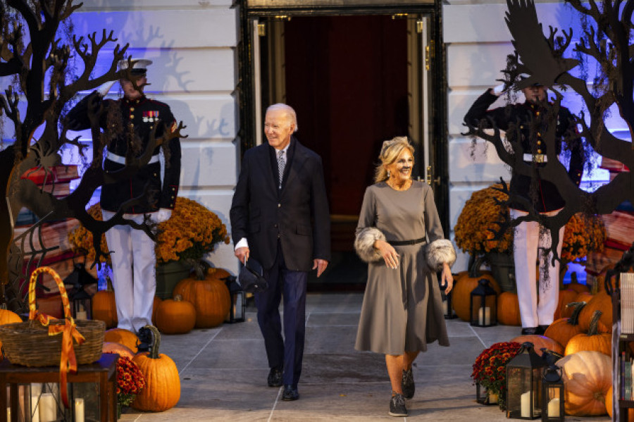 Una Jill Biden disfrazada de gata da libros a los niños por Halloween