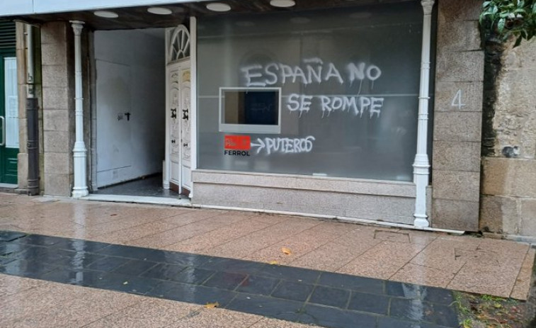 El PSOE ferrolano se despierta con pintadas contra el separatismo en su sede