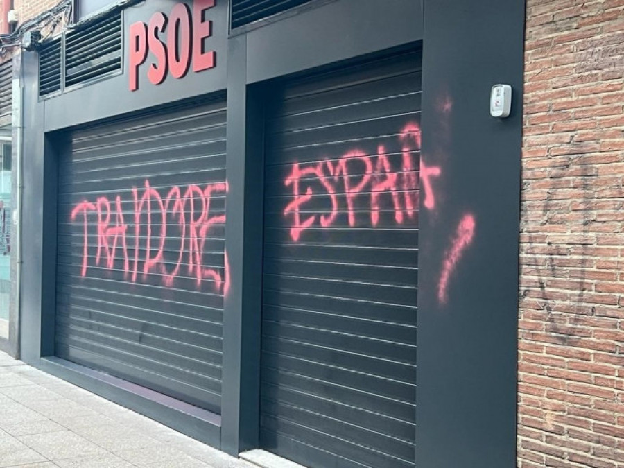 Pillado "in fraganti" mientras hacía pintadas de 'Asesinos' en la sede del PSOE