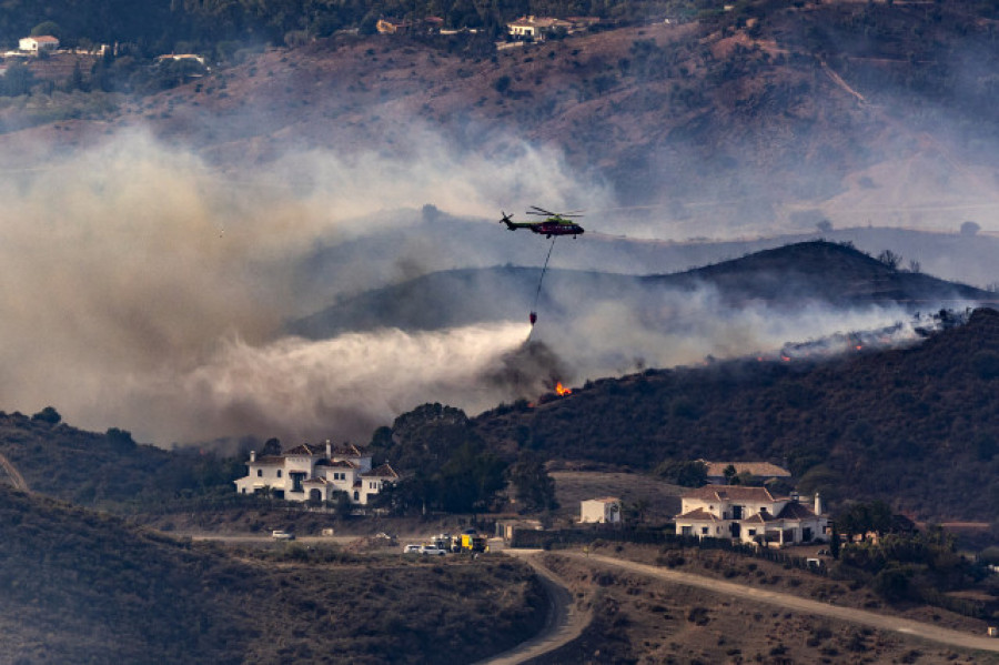 Al menos 300 desalojados por un incendio en Málaga