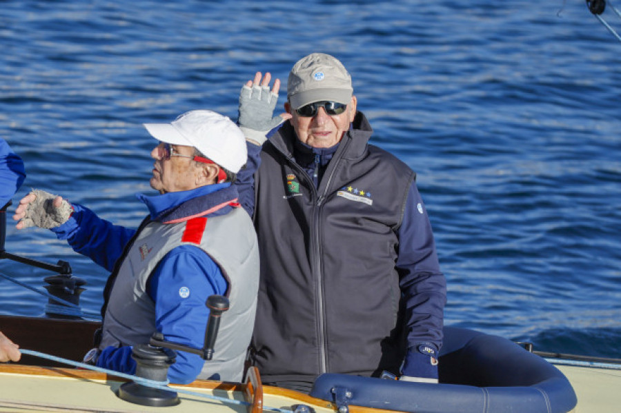 Juan Carlos I y la infanta Elena navegan casi tres horas por la ría de Pontevedra