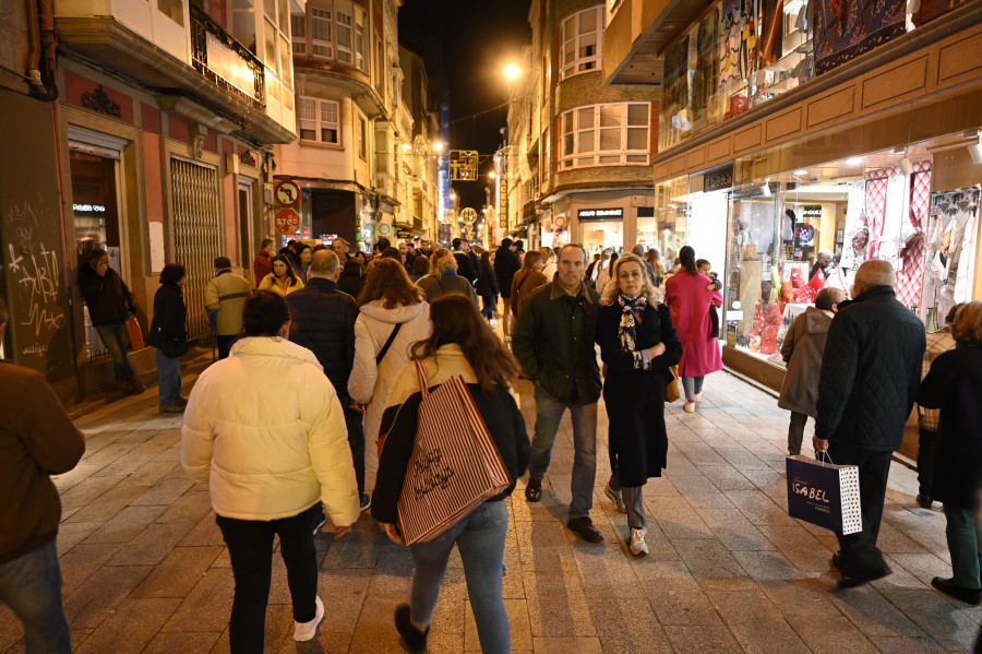 La ciudad naval se echa a la calle para arropar al comercio en la última edición de la Fashion Night