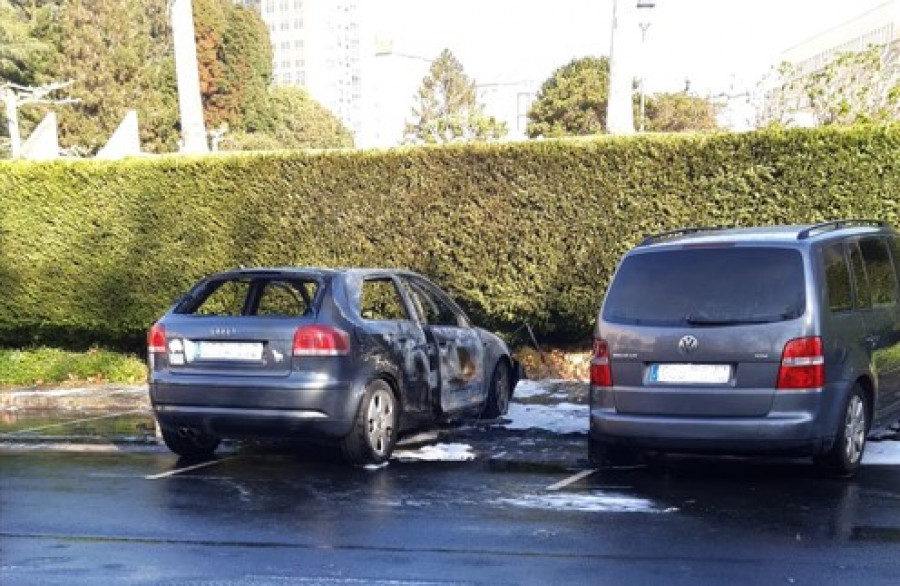 Arden dos coches en las inmediaciones del tanarorio de Caranza, en Ferrol