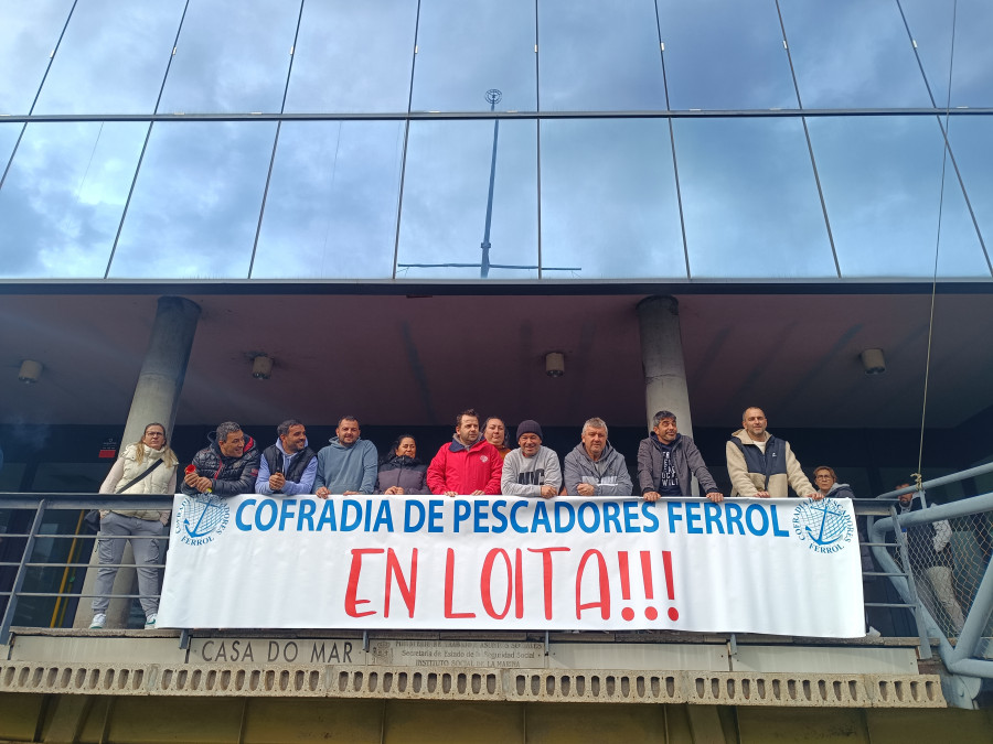 Protesta ante la Casa do Mar por  la carencia de cursos sanitarios