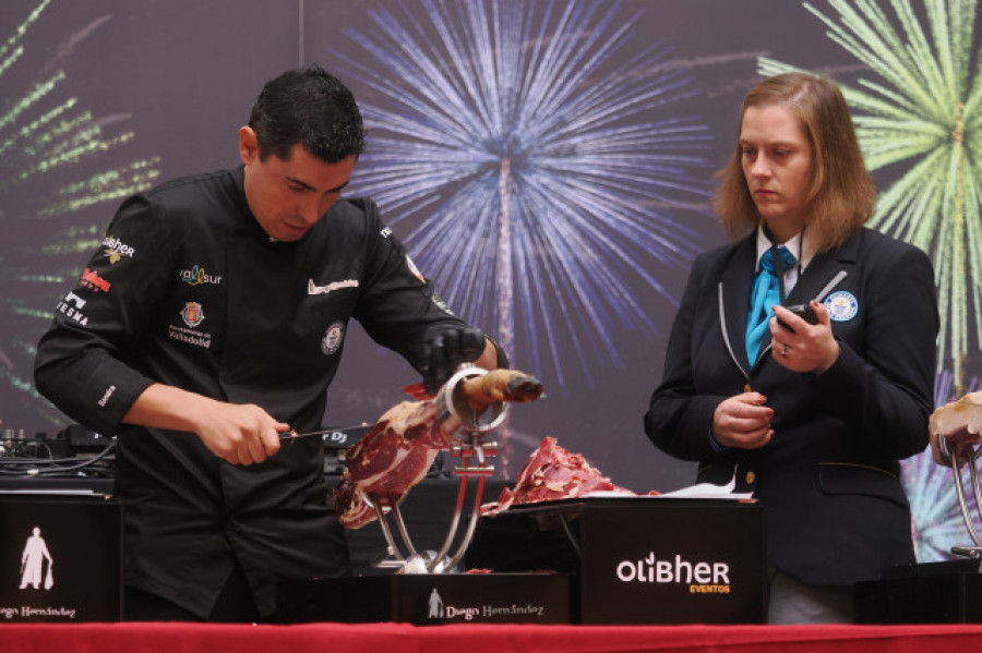 Diego Hernández bate su propio Récord Guinnes al cortar 11,5 kilos de jamón en una hora