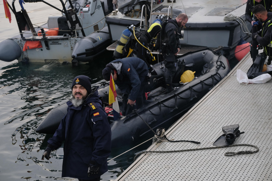 Medio centenar de submarinistas se lanzaron al agua para limpiar los fondos de la ría de Ferrol