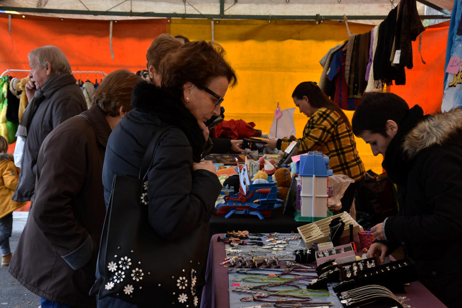 Esmelle celebra a súa feira de Nadal con mercado, andaina, música e exhibición canina