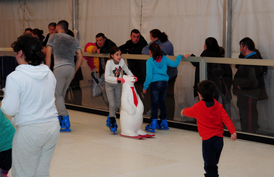 La pista de hielo de Ortigueira hará las delicias de pequeños y mayores estas navidades