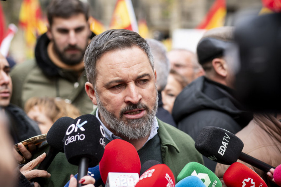 PSOE y PP se enzarzan por decir Abascal de Sánchez que "el pueblo querrá colgarlo de los pies"