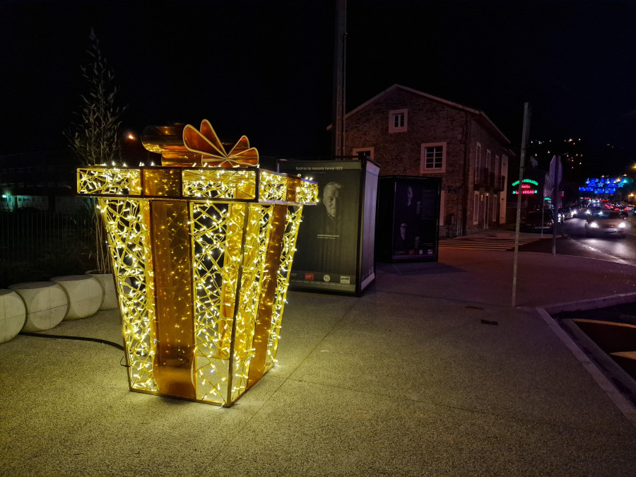 Las luces de Navidad llegan a Cabanas tras un cruce de acusaciones entre el PP y el BNG