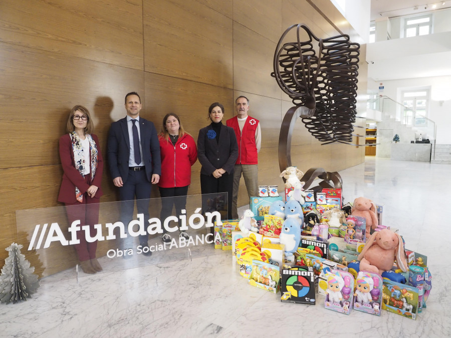 Entrega de juguetes nuevos a la Cruz Roja de Ferrol para su reparto