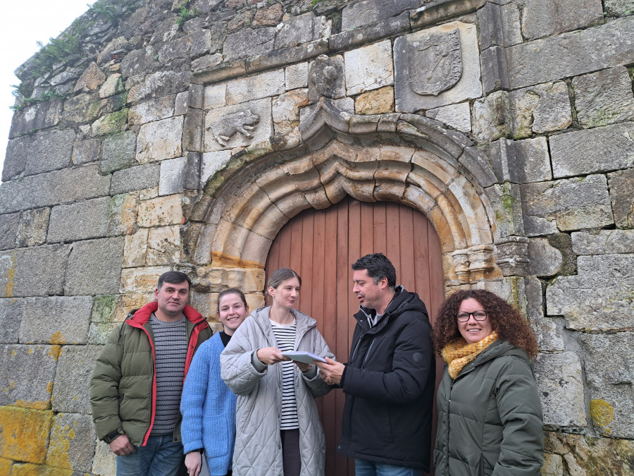 Recogida de firmas para la restauración de la capilla de Santa Margarita de O Val, en Narón