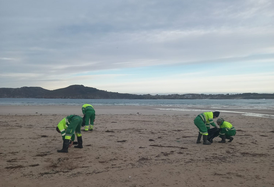 Ferrol y Valdoviño activan planes de respuesta ante la aparición de pellets