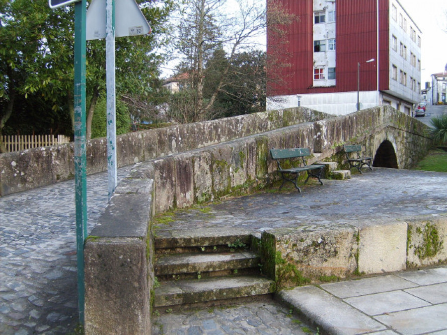 Un camión cargado de coches históricos queda atrapado en un puente antiguo de Santiago