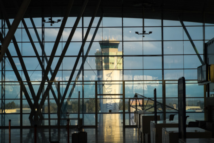 Un grupo de viajeros del Imserso pasa su primer día de vacaciones en el aeropuerto de Santiago