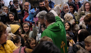 Bendición de mascotas en la iglesia de San José de Ares