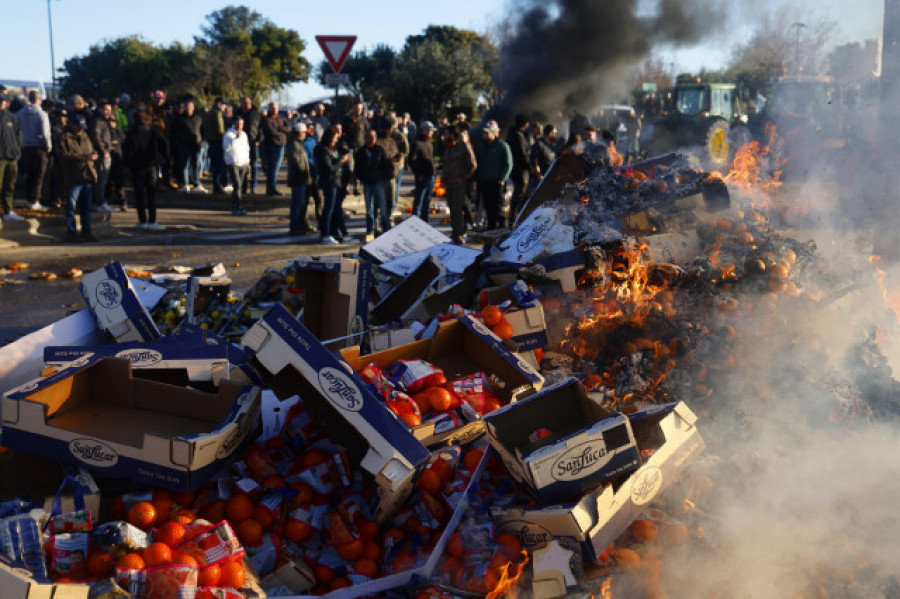 Los agricultores de Francia desvalijan camiones españoles y de otros países como parte de sus protestas