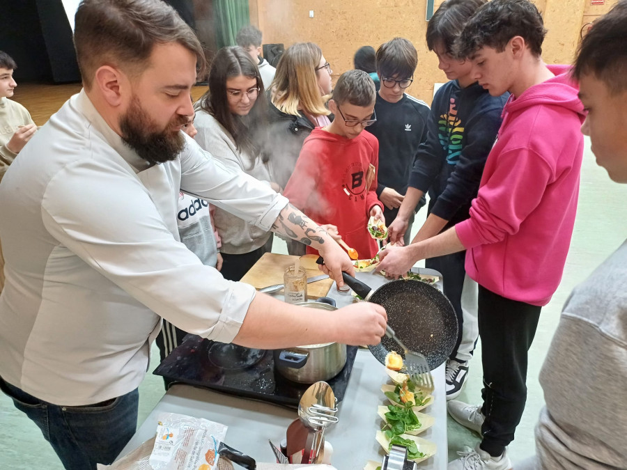 Estudiantes de San Sadurniño se ponen el delantal para elaborar tapas con producto local