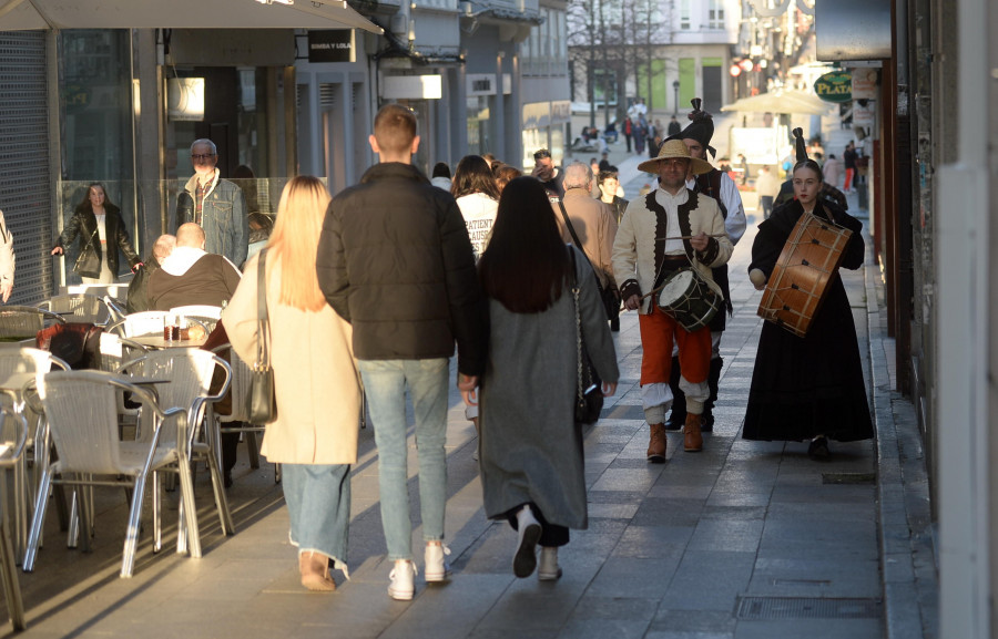 El buen tiempo anima las ventas en el primer sábado de apertura de tarde del comercio en Ferrol