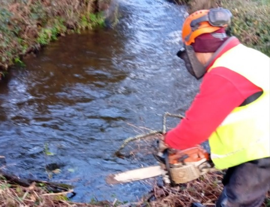 La Xunta acomete tareas de limpieza en varios tramos del río Condomiñas, en Cedeira