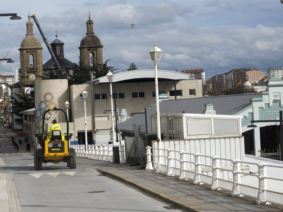 La instalación del ascensor de la plaza corta este jueves al tráfico un tramo de la calle de la Iglesia de Ferrol