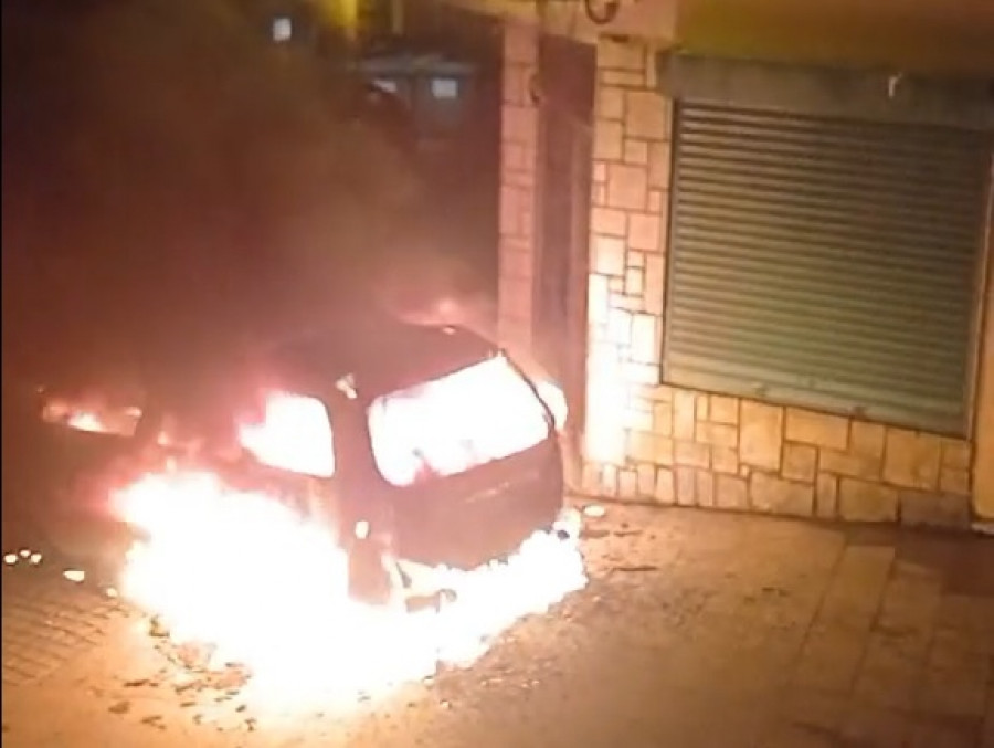 Movilizados los bomberos de As Pontes a causa de un coche en llamas en Pontedeume