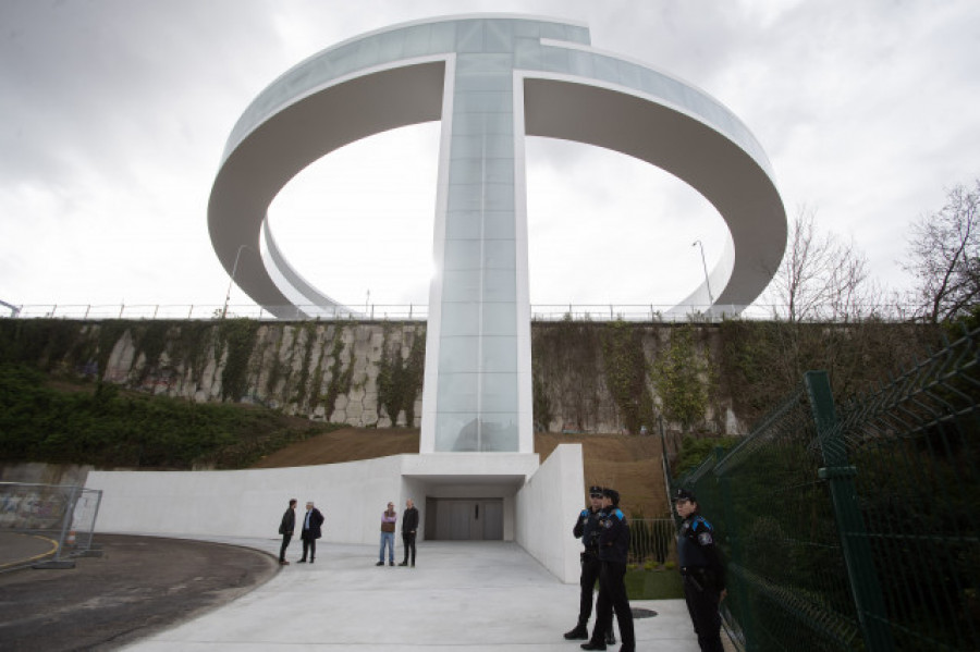 Halo, el ascensor futurista de Vigo, empieza a funcionar