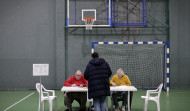 De la puerta atascada a la falta de miembros: las anécdotas de la jornada electoral en Galicia