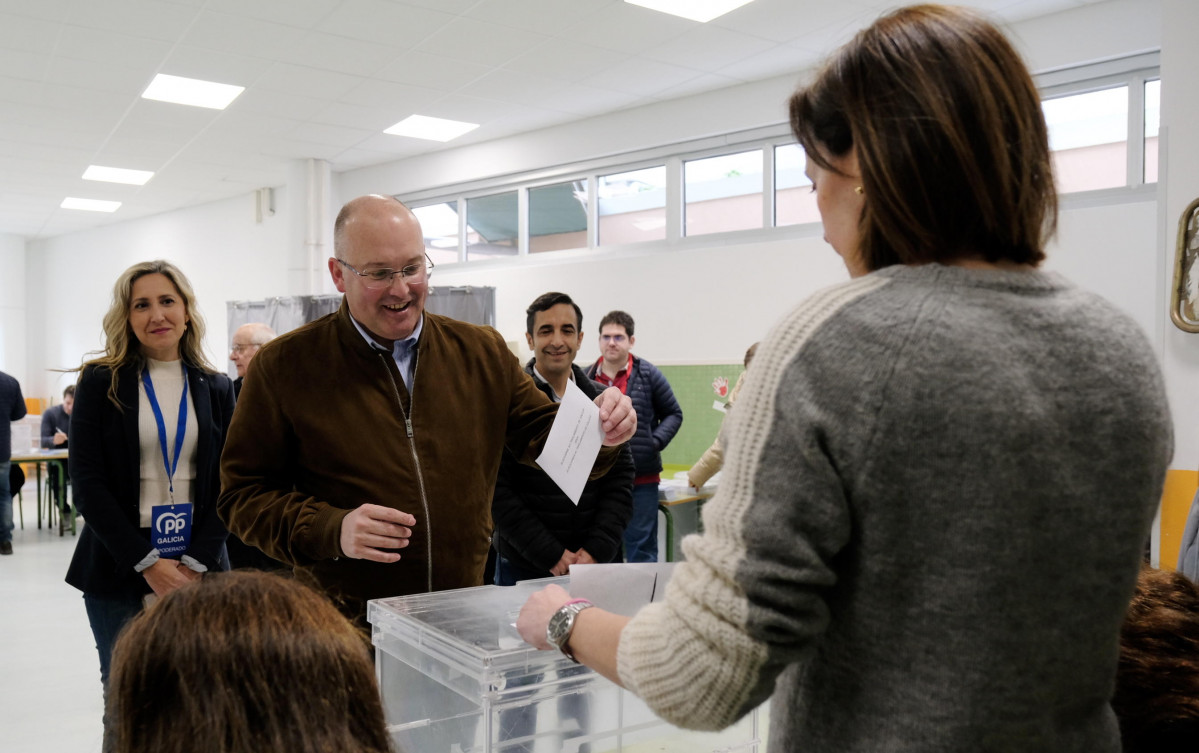 Miguel tellado votando elecciones gallegas 2024