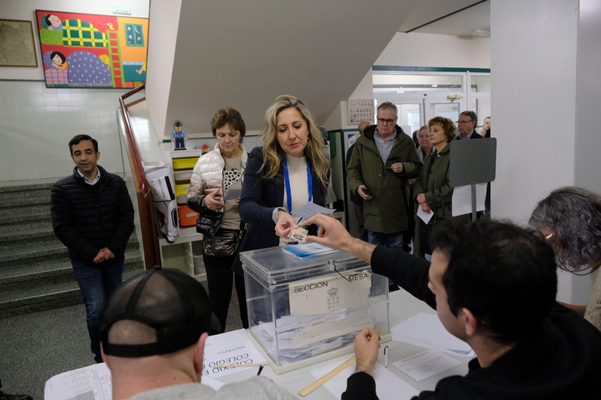 Martina aneiros votando  elecciones gallegas 2024