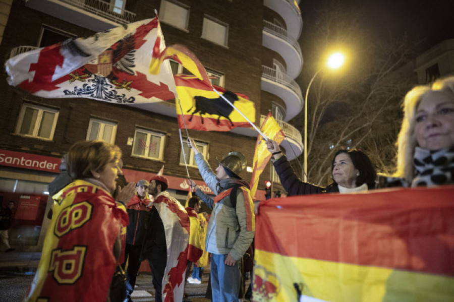 Un centenar de personas reza el rosario cerca de la sede del PSOE en Ferraz ante el recuento electoral