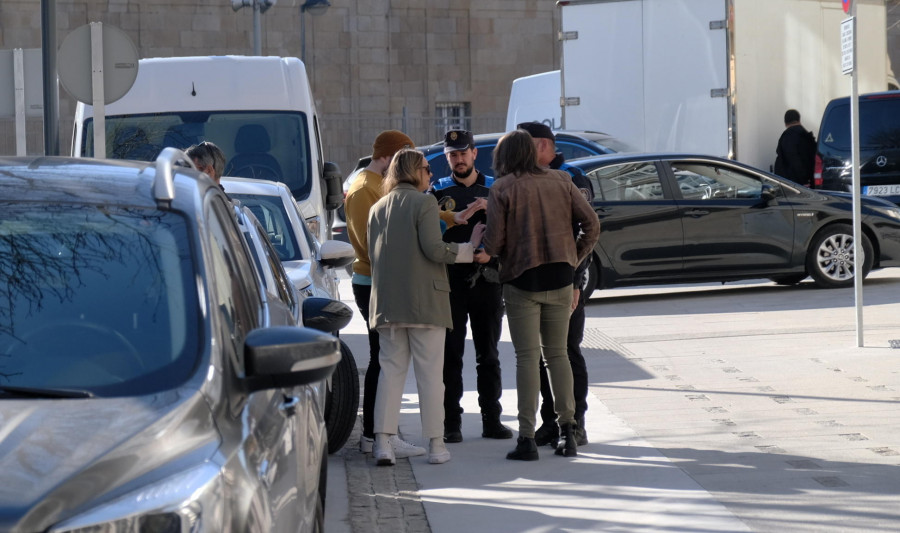 Empiezan las primeras sanciones por estacionar  en la calle San Francisco de Ferrol